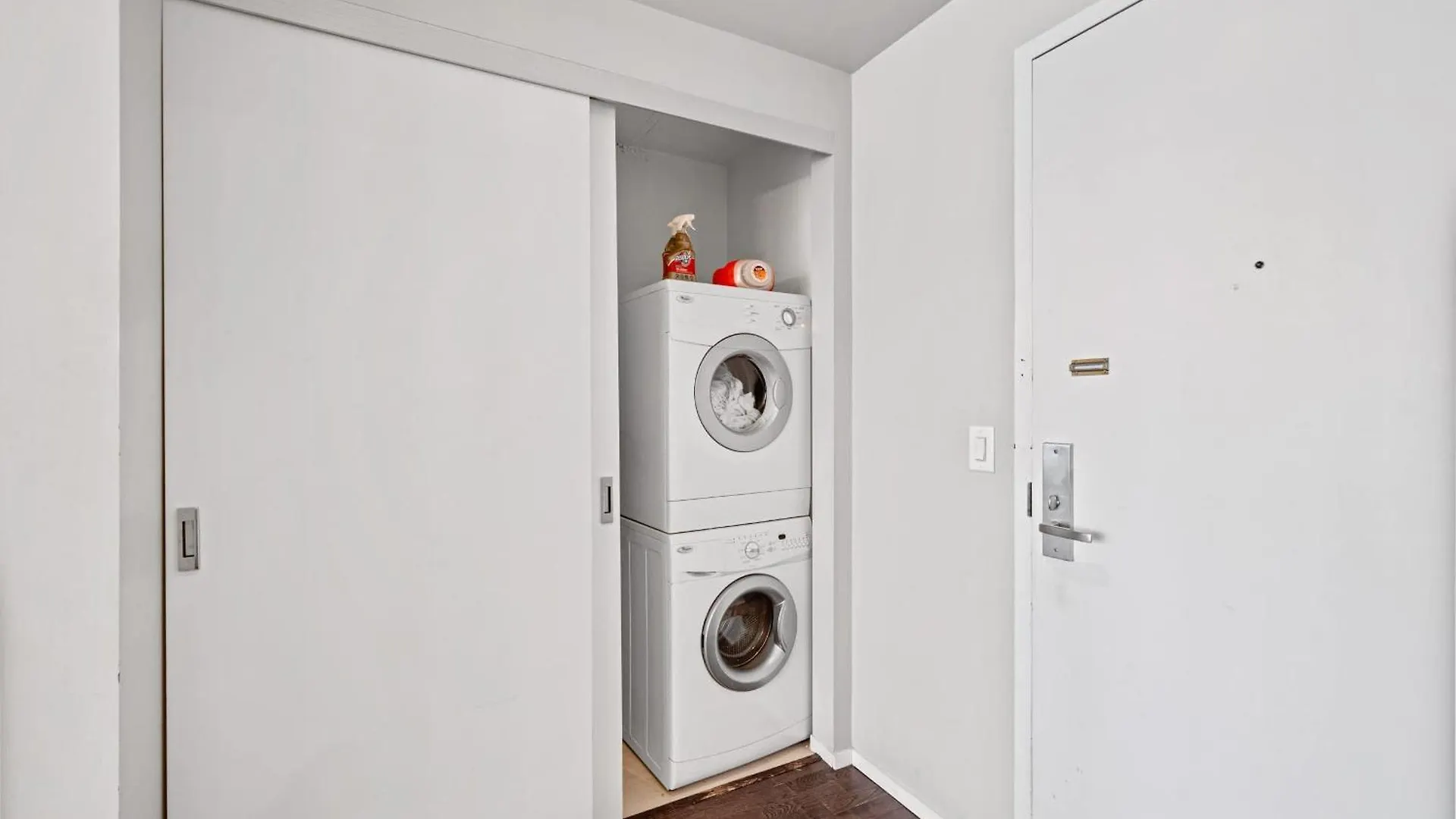 Urban Executive Oasis Dt To Apartment Toronto